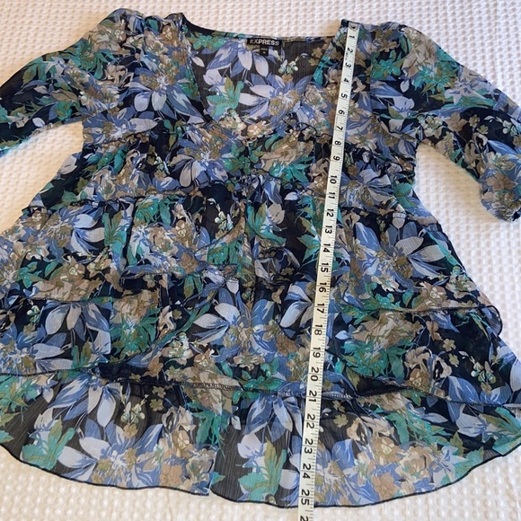 EXPRESS Size S Blue Floral Ruffled Tiered V-Neck Semi-Sheer Hi-Low Blouse - Picture 15 of 16
